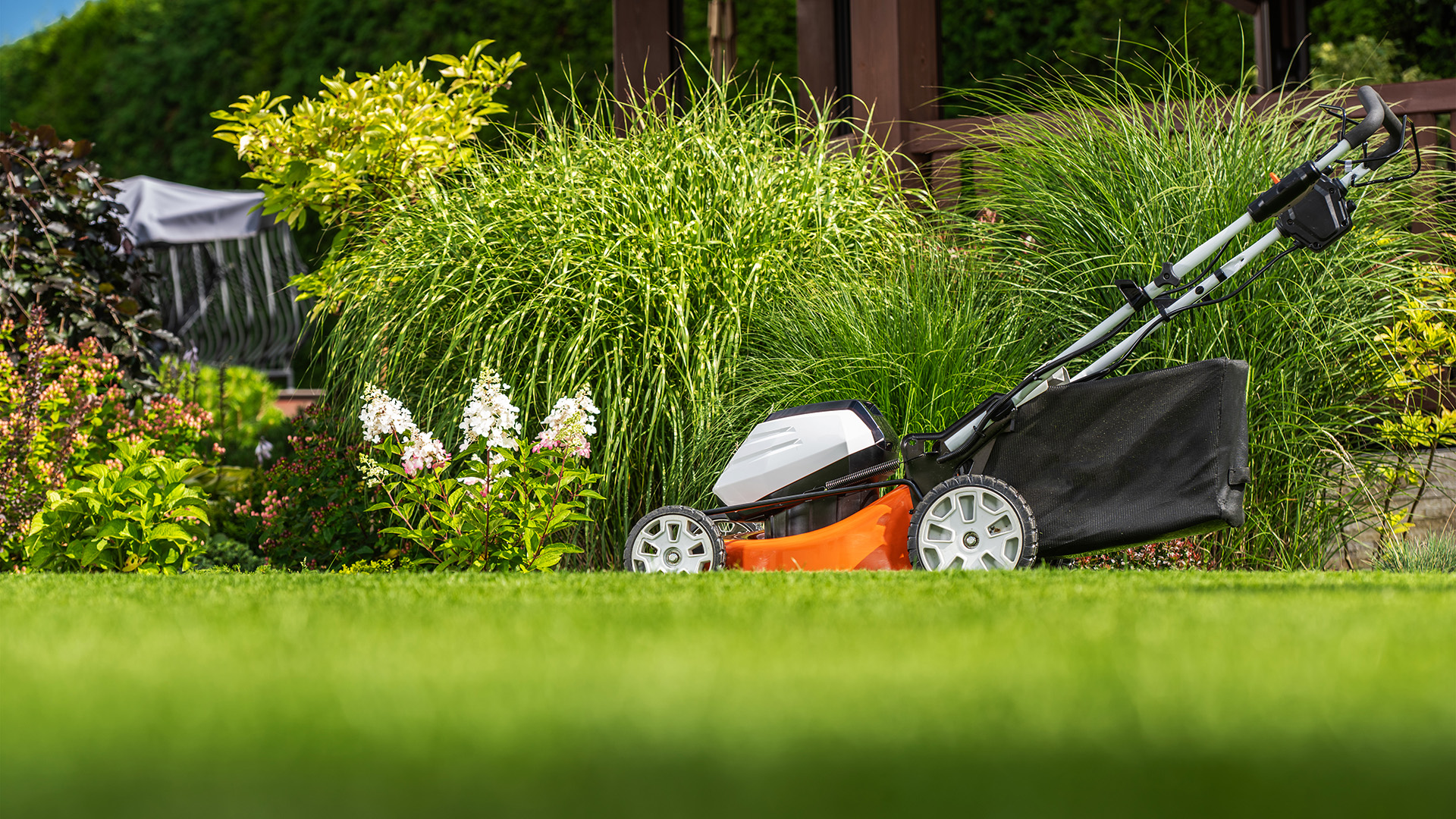 Mower suitable for pedestrian mower course