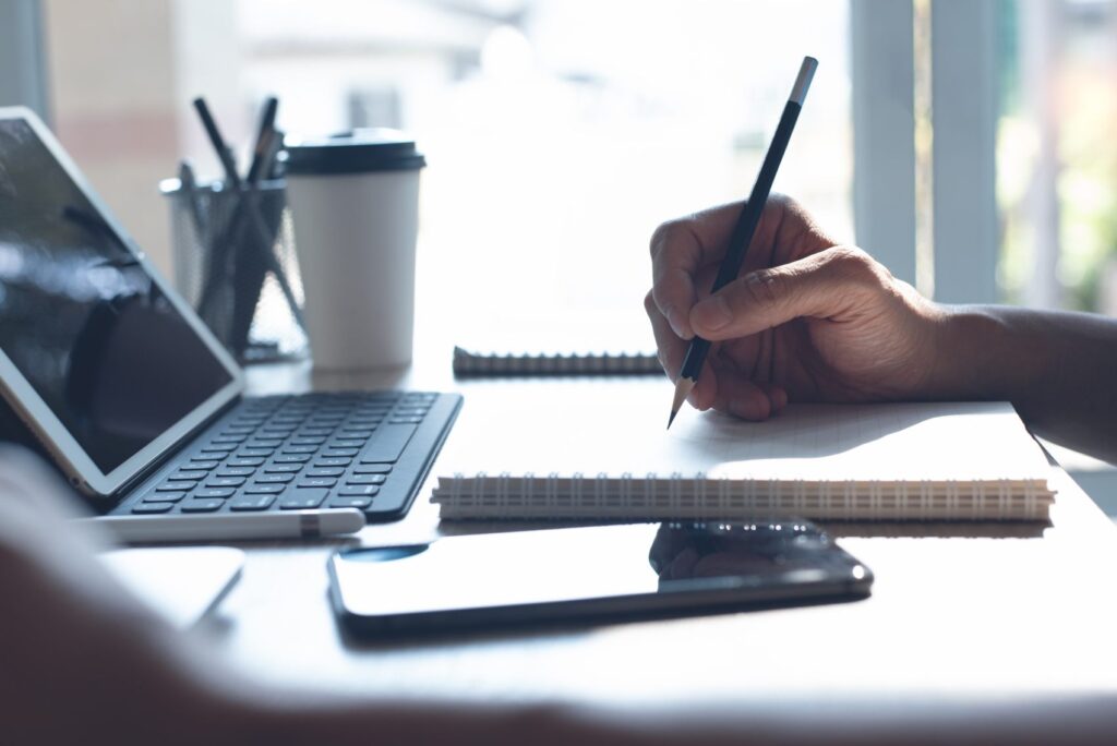 What Are the Benefits of Online Training for New Employees? 1 Online learning set up on desk